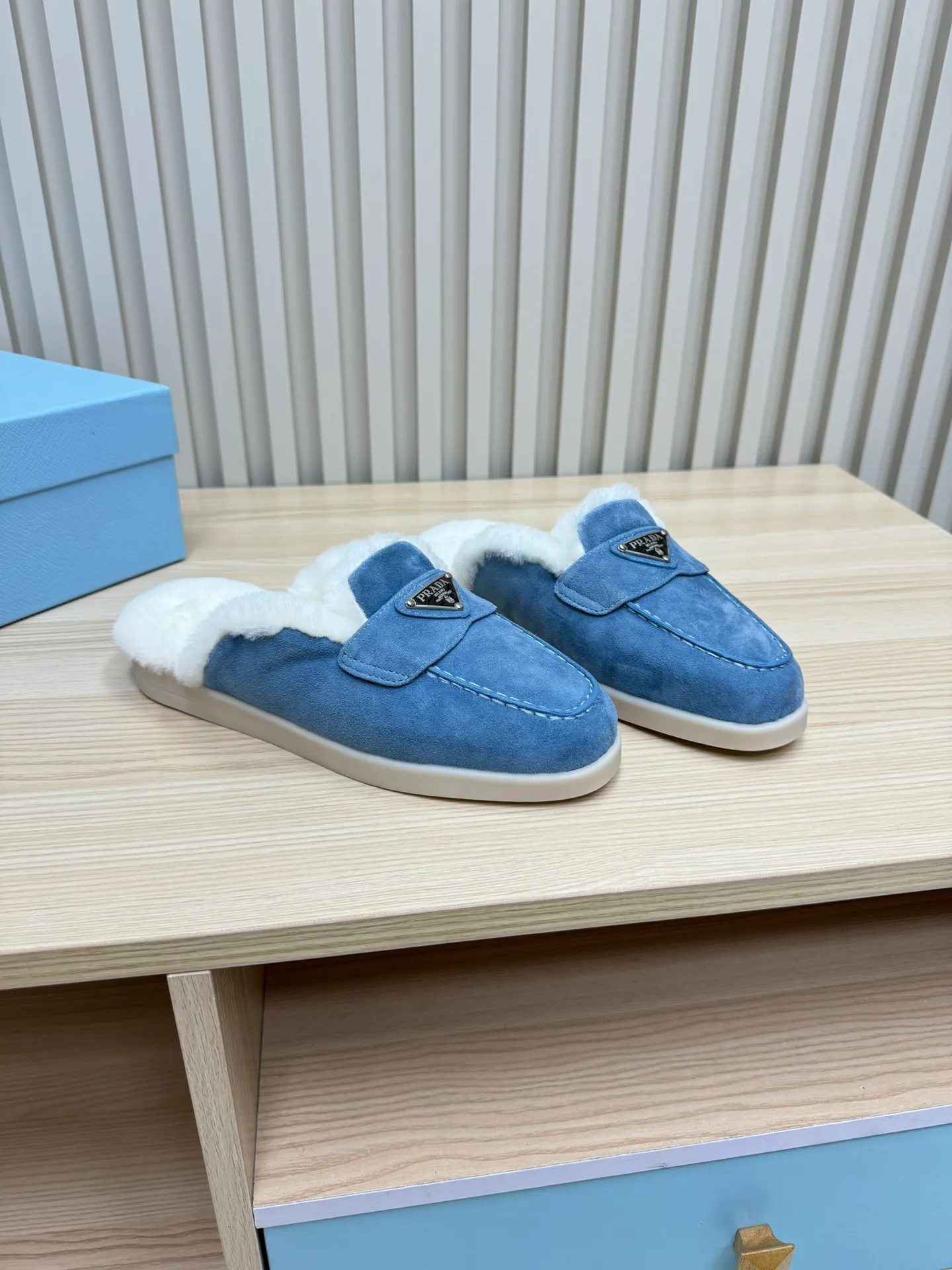 👟👟Ex-factory price 600👟👟 Prada / Prada (men and women) 24 new autumn and winter wool lining / loafers, wool collar echoes the design up and down! The Prada brand logo is outlined to highlight the high-end atmosphere! Made of sheepskin lining imported from Australia, the warmth retention effect in winter is great 👍 Fabric: Imported two-layer frosted cowhide Lining: Sheepskin imported from Australia One-piece Outsole: Original Tpu absorbent film outsole Female size: 35～41 (41 customized) Male size: 39～45 (45 customized)